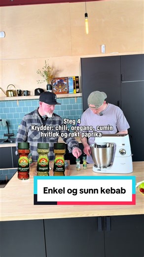Svarer @BeefMasterChef Annonse @Bunnpris Norge 💛🖤 Tid: 1,5 time Antall personer: 6 Du trenger: 2 pakker karbonadedeig fra Billig Middag 2 klyper salt 1 egg 1 ss chilikrydder 1 ss cumin 1 ss oregano 1 ss paprika røkt 1 ss paprika 1 ss hvitløkspulver 1 agurk 1 rødløk 1 salat 1 tomat 200 g cottage cheese 3 ss sriracha 1 fedd hvitløk Sånn gjør du: Bland karbonadedeig, salt og egg godt sammen og fyll det i en brødform. Stek i ovnen på 160 grader i cirka 40 minutter. Når den er ferdig lar du den hvi