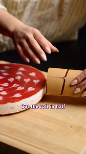 Strawberries without cream? Unthinkable – especially during tennis season. 🍓🎾 This easy cake version is ready in under 15 minutes and a guaranteed winner at your next watch party. Here’s what you need: 1 ready-made round strawberry cake 🍓 1 half of a strawberry Swiss roll For the tennisball 🎾: 20 g cream cheese (full fat) 2 mini ready-made cakes with lemon flavour (70 gramms in total) For the cream cheese frosting: 230 g cream cheese (full fat) 200 g softened butter 🧈 300 g powdered sugar 5