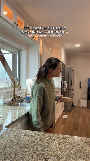 Solo morning at home 🫶🏡 have a beautiful Saturday 🌻💕 #saturdayathome #spendthemorningwithus #morningvlog #betterme