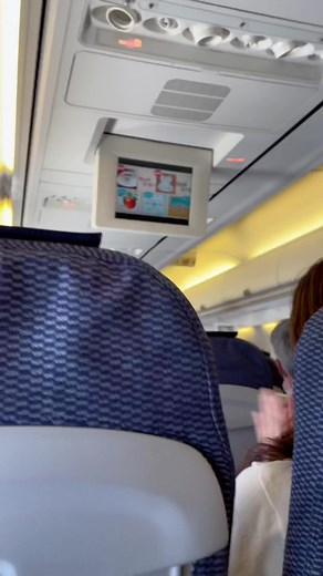 急すぎて撮れなかったけど、機長さんがWBCの日本優勝を機内放送で伝えてくれてた！機内は拍手👏 その後、そのまま英語でも同じ内容で話してた笑 #ぼっち #WBC #日本おめでとう #AIRDO