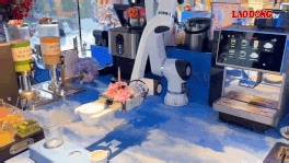 Cận cảnh cánh tay robot tự động phục vụ thức uống cho khách