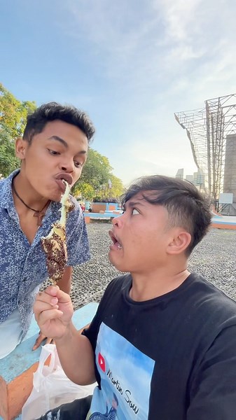 EATING CHICKEN THIGH! #comedy #shorts #chickenthigh #bremas