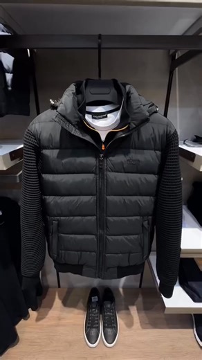 ✨ Chaqueta acolchada con capucha para hombre: ¡protección elegante contra el frío y a la última moda! ✨ ¿Buscas una chaqueta que combine calidez, diseño y funcionalidad? ¡Esta chaqueta acolchada es tu compañera ideal para el invierno! ❄️ ✅ Capucha y mangas con estructura 🧥: diseño moderno con mangas llamativas con estructura y capucha protectora, versátil para combinar en cualquier ocasión. ✅ Comodidad aislante 🔥: el generoso acolchado retiene el calor de forma eficaz, ideal para los días más 