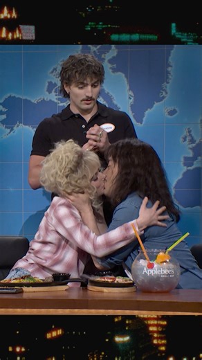 Darlene and Duke, Applebee’s barflies, stop by the desk to talk recent chain restaurant closures | Saturday Night Live