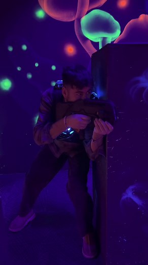 Divertimento al laser tag con la famiglia