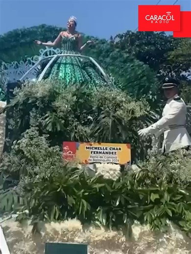 #Barranquilla | Estos fueron algunos momentos que se vivieron en la Batalla de Flores del Carnaval de Barranquilla. Más de 15 mil danzantes deleitaron al público en la Vía 40, donde la reina Michelle Char hizo su aparición con una carroza majestuosa. Este domingo, 15 de febrero, el turno es para la Gran Parada de Tradición, donde se vivirá el segundo día de la fiesta más grande de Colombia. #carnaval #batalladeflores #barranquilla
