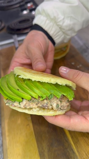 Arepas con sardina y aguacate (arepas filled with. sardines and avocado) Ingredients: -3 latas de sardina en salsa de tomate (sardines in tomato sauce) -1 cebolla pequeña (small onion) -3 tomates cortados en trocitos (tomatoes) -cilantro fresco al gusto (fresh cilantro) -sal al gusto (salt to taste) -3 cucharadas de mayonesa (mayonnaise) -2 limones (lime juice) Para la masa: (arepa dough) -2 tazas de harina de maíz (corn meal) -2 1/2 tazas de agua tibia (warm water) -pizca de sal (pinch of #food