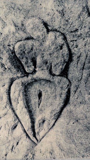 1K views · 30 reactions | Descubre el poder del arte feminista a través de la obra de Ana Mendieta. Desde sus performances provocativas hasta sus impactantes "Siluetas", Mendieta desafió las normas y dejó una huella imborrable en el mundo del arte. Celebramos su legado compartiendo el talento de las mujeres como ella en el arte.  #FotográficaMx #ArteFeminista #MujeresEnElArte #AnaMendieta | Fotográfica.Mx | Facebook