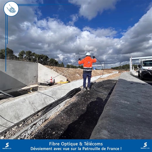 Serfim_TIC on Instagram: "✈️🌐 #FibreOptique : un dévoiement avec vue... d’exception ! 🌐✈️ 🦺 Les #techniciens fibre optique de l'agence Sud SERFIM T.I.C. basée à Aix-en-Provence étaient récemment mobilisés sur un chantier de #dévoiement à proximité de l’autoroute A7, à Istres. ✈️ Alors qu’ils œuvraient pour déplacer les réseaux #télécoms en toute sécurité, un spectacle inattendu est venu égayer la journée : la Patrouille de France en pleine répétition, juste au-dessus de leurs têtes ! 😉 Un cl