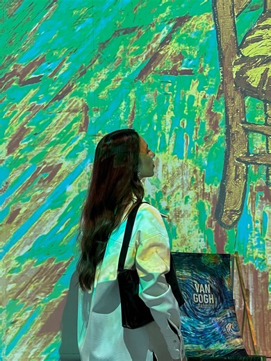 Πήγα για τέχνη, έφυγα με απορίες… και χωρίς φόρεμα 💛🌻😂 #vangogh #vangoghexhibition #athens #greektok #foryouuuuuu