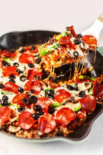 931K views · 5.6K reactions | My Crustless Pizza takes the pizza flavor you love with a keto spin! This easy, one skillet pizza is perfect for busy work weeks or the ultimate meal prep! Family dinner doesn't have to take alot of time in the kitchen. 30 minutes is all you need to enjoy delicious pizza! ✅Reicpe: https://jenniferbanz.com/crustless-pizza | Low Carb Recipes with Jennifer | Facebook
