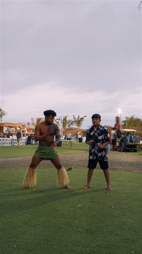 Fa’ataupati: proof that even slapping bugs can turn into an art form. 🪰➡️💪🏾 From mosquito defense to warrior dance! #maukawarriorsluau #luau #liveshow #visithawaii #fireshow #dinnershow #travelhawaii #culture #hawaiitrip #hawaiianvacation #hawaiilife #oahu #samoa #samoanslapdance #faataupati #polynesian #polynesianculture | Mauka Warriors Luau