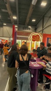 323 reactions · 11 comments | Esto es un poco de lo que vivimos en la #FIL2025 el fin pasado, recuerda que aún puedes visitar nuestro stand hasta el 19 de Octubre donde encontrarás la merch más loca y una que otra sorpresa. ¡Te esperamos!  #TodoEsMejorConPolloLoco | El Pollo Loco México | Facebook