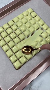 SQUISHY BUNNY BARK 🐰🍫🐰🍫 Cuteness overload and just in time for Easter #cakedbyrach #easterinspiration #chocolatebark #bunny #bakinginspo | Caked By Rach