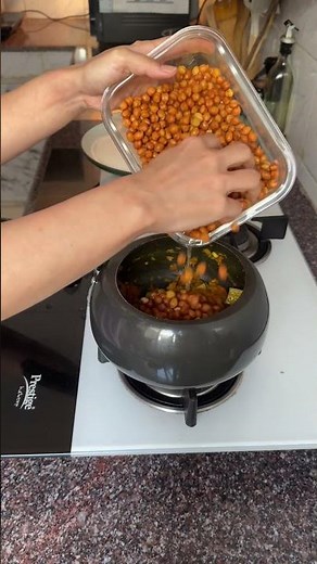 Simple balanced vegan/vegetarian lunch plate.
