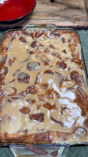 Ohhhh how I wish I had me some Bread Pudding right now with dat Rum Sauce 🤤🔥 #hymelskajunkitchen #breadpudding #SmoothPour #yummyfood #pudding #desserttime #southernfood | Hymel’s Kajun Kitchen