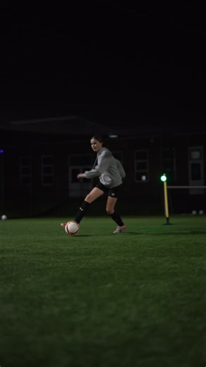 Aks Tekkers⚽️The Academy Path👣Derby on Instagram: "Angle Scan Shout Receive 🟢🔴🟡 Head up before the ball arrives 👀⚽ BlazePods flashing to force constant scanning and awareness. Players must check their shoulder, call the colour, then receive with intent. Open body shape, quick decisions, game-real outcomes. Small details. Big difference! @blazepod @derbyshire.images #football #blazepod #scanning #tekkers #soccer"