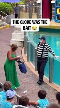 This mime had the whole park laughing 😂 #seaworldmime #funny #shorts