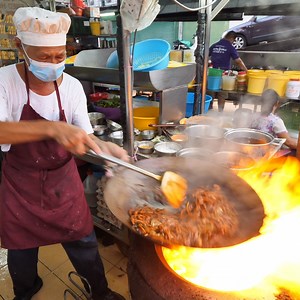 43M views · 252K reactions | THE Fastest and BEST Wok Cooking in THE WORLD!!! in Kuala Lumpur Malaysia, the HOKKIEN MEE!!! Found at LaoPing Hokkien Mee, Kuala Lumpur, Malaysia!! Make sure to follow along behind the scenes www.instagram.com/thefoodranger | The Food Ranger | Facebook