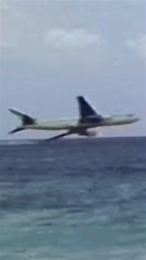 Footage of an Ethiopian Airlines Boeing 767 descending near the Comoros Islands after running out of fuel midair during a hijacking incident in 1996. Miraculously, 50 people survived the crash🤯
