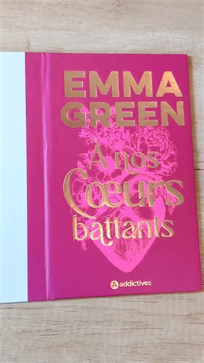 Emma Green on Instagram: "Notre 2e collector… ✨ Ce roman qui est venu nous chercher quand on en avait tant besoin… ❤️‍🩹 Il revient pour briller, avec cette cover dont on rêvait, ce jaspage, ces effets, ces illustrations et autres ajouts qu’on aime au-delà des mots... 💞 Alors, qui va nous rejoindre dans cette petite folie le 23 octobre prochain ? 🫂 #anoscoeursbattants #livrecollector #bookstagramfrance"