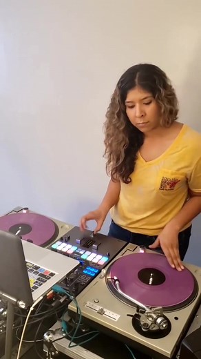 @djnikkiduran #unitedstatesofamerica🇺🇸 #femaledj #femaledjs #turntablism #turntablist #realdj #realdjing #scratch #scratchdj #scratching #dj #djs