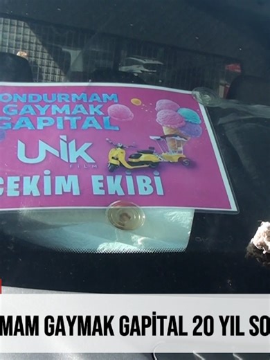 DONDURMAM GAYMAK GAPİTAL 20 YIL SONRA GERİ DÖNÜYOR Muğla’da çekilen ve Türk sinemasının unutulmaz yapımları arasına giren Dondurmam Gaymak, 20 yıl sonra Dondurmam Gaymak Gapital adıyla geri dönüyor. Yönetmenliğini ve senaryosunu Eyüp Boz’un üstlendiği yeni proje, bölgede yeniden hayat buluyor. Film, hem nostalji rüzgarı estirecek hem de Ege’nin sıcak hikâyesini bir kez daha izleyiciyle buluşturacak.