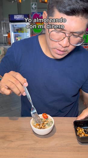 Almorzando con mi dinero versus con el dinero de mi surgar #mom #7colores #caucau #CHANFAINITA #tiaveneno #paparellenaconcebiche #tiktokfood #humorgastronomico #peru #wariqueando #wariquedelapatada #wariquedelapatada | Wariqueando