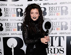 LORDE WINS BEST INTERNATIONAL FEMALE AWARD AT BRITS 2014 • WithGuitars
