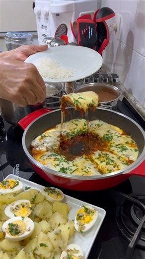 1.4M views · 25K reactions | Filé de Frango ao Molho de Tomate e Mussarela 01 Kg Filé de Frango; 700 Gramas Tomate Para Molho Sem Pele; 300 Gramas Mussarela; 03 Colheres (sopa) Azeite; 01 Cebola; 03 Dentes de Alho; 01 Colher (café) Pimenta do Reino; 06 Pimentas Cumari; Sal a Gosto; 01 Maço Cheiro Verde; #receitas #amo #amocozinhar #deliciasdaeleni | Delicias da Eleni | Facebook