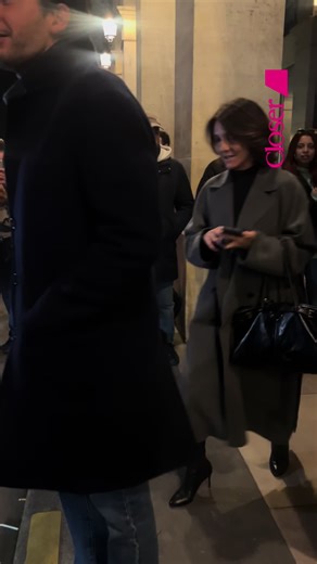 ✨👀 Repérés à la Fashion Week ! Florence Foresti et Alexandre Kominek ont été aperçus en quittant Hôtel Costes hier soir, en pleine effervescence de la Fashion Week. Look casual chic, sourires complices et allure ultra cool… le duo a attiré tous les regards à la sortie du spot parisien le plus prisé. 🔥🖤 👀 Vous les trouvez assortis ? 👇 Dites-nous tout en commentaire ! #Closer #Bestimage #FashionWeek #FlorenceForesti #AlexandreKominek