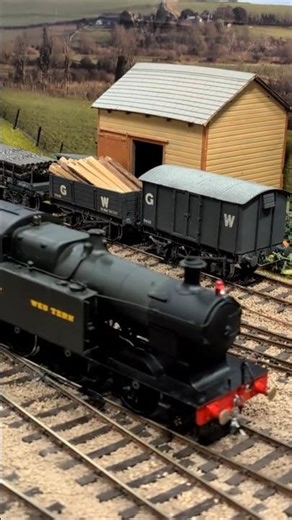 O Gauge GWR Passenger Train Arriving at Cog Road #modeltrains #railway #shorts