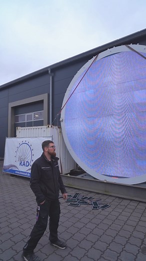 🌞 Unsere Sonne strahlt bald wieder! 🌞 Nico ist gerade dabei, unsere ikonische Sonne für das MeinRAD Classic Cruiser fit zu machen – rechtzeitig für den Frühjahrsdom 2025! 🎡✨ Mit seinem Kumpel Nico gibt er euch spannende Einblicke in das beeindruckende 5-Meter-Display, das die Radnabe ziert. Bleibt dran – bald gibt’s weiter exklusive Einblicke!🎥💡 #MeinRAD #Frühjahrsdom2025 #ClassicCruiser #BehindTheScenes Hamburger DOM Hamburg Ahoi | MeinRad Riesenrad-Erlebnisse