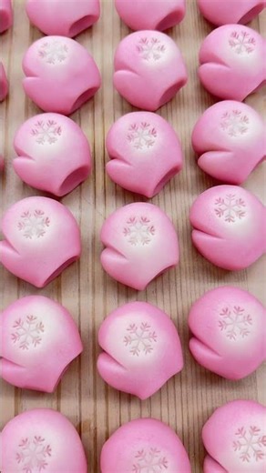 寒さを愛でる和菓子。練り切り製「温もり」⛄️🧤 #和菓子 #亀屋良長 #練り切り #ミトン