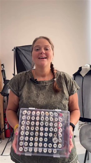 😂 Simone so: „Ich LIEBE Ordnung im Nähzimmer!“ ✨ …und dann legt sie ganz stolz eine perfekt sortierte Kiste auf unseren komplett chaotischen Stoffhaufen. Balance ist wichtig, oder? 😅🧵💛 👉 Wie sieht’s bei dir aus – eher Team Chaos oder Team Ordnung? #CourleysCommunity #NähzimmerRealität #TeamOrdnung #TeamChaos #Nähhumor #Nähenmachtglücklich | Courleys