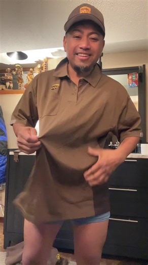 Gomez_theUPSman (@the_ups_guy)’s videos with Teach me how to dougie - Mr Grouchy