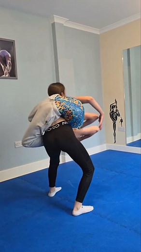 DUO TRAINING WITH ‪@mia_contortion‬ #extremeflexibility #duocontortionists #contortionist