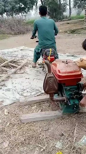 Diesel engine start with moter cycle 🤔 #dieselengine #motercycle #experiment #shortvideo #viral | Voceux