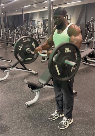 Reverse EZ Bar Curls for maximum forearm gains #gymtok #biceps #forearms #grow #curls