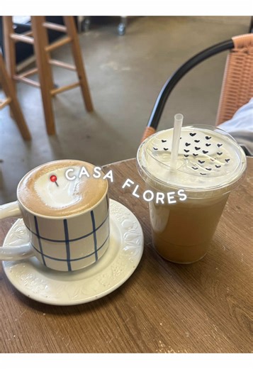 Casa Flores is the sweetest little café 💐☕️ Here’s all we ordered: • iced house salted white mocha (this was a bit on the sweeter side but still very delicious, would love to try this hot) • hot cacao salted brûlée (SO good) • caprese sandwich with prosciutto (you do have the option to sub turkey) #coffee #cafe #sacramento #coffeetiktok