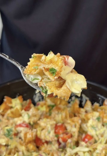 Ta nouvelle recette préférée! Une salade à la pâte croustillante! Ingrédients: Salade - 250 à 300 g de pâtes - 3 tasses de laitue iceberg hachée - 1 tasse de tomates cerises coupées en deux - 1/2 oignon rouge tranché finement - 2 c. à soupe de persil haché - 1 c. à thé d’aneth haché - 2 c. à soupe d’huile d’olive - 1 c. à soupe de paprika - Parmesan au goût - Sel et poivre Sauce - 1/2 tasse de yogourt nature - 2 c. à soupe de crème sure - 1 c. à thé de moutarde - 1 c. à thé de jus de cornichon -