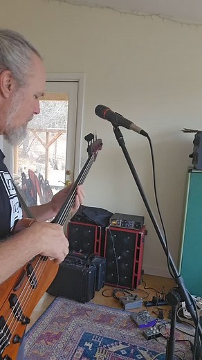 piddling in sub sonic #philjonesbass #ashdownengineering #seymourduncan #sourceaudio #workingmanbasses #dailywintercrow | Paul Crow Willis