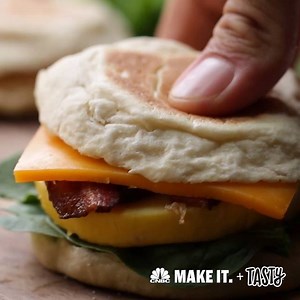 7.6M views · 1.1K reactions | These microwave-prep breakfast sandwiches are super dorm-friendly and GREAT for busy mornings!  | CNBC Make It | Facebook
