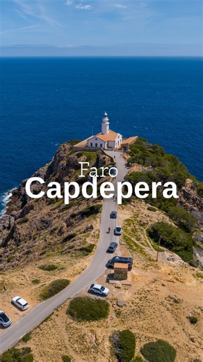 📍Faro de Capdepera, Mallorca. El guardián del noreste de la Isla. En lo alto de los acantilados de Punta de Capdepera, a 76 metros sobre el mar, se alza este faro inaugurado en 1861 para iluminar el canal entre Mallorca y Menorca. Su torre de 18 m y su luz —un grupo de 2 3 destellos cada 20 segundos— siguen guiando a los navegantes con un alcance de 20 millas náuticas. Desde aquí, el Mediterráneo se abre infinito, y en los días más claros incluso se divisa Menorca. Un rincón perfecto para amane