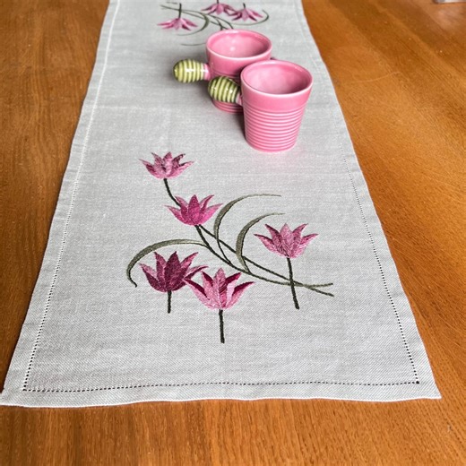 Embroidered Table Runner. Tulip Pattern. Shiny Cotton Yarn on Cotton/linen Fabric. Swedish Made. - Etsy