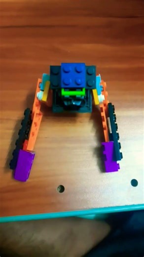 Lego mech easy to build and has moving mechanisms