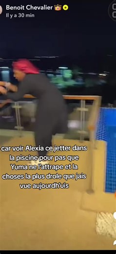 La chute hilarante d'Alexia dans la piscine