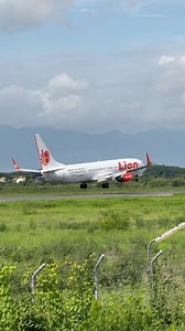 10K views · 88 reactions | Pesawat Lion Air Boeing 737-900 Landing di Bandara Lombok #reelsfbシ #lombokisland #lombokairport #lionair #LionGroup #pesawat #pesawatterbang #planephotography #planespotting #planespotter | Pramugari Indonesia | Facebook