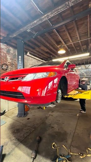 Changing Brakes on a '07 Honda Civic SI! #automobile #cars #car #honda #mechanic #help #auto #civic