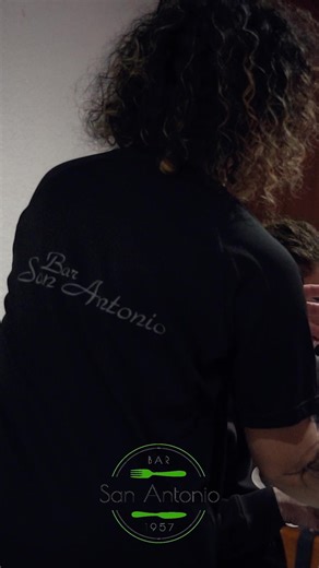 Hoy queremos felicitar a todas las mujeres en su día. 🌸💜 Este viernes tuvimos el placer de acoger en Bar San Antonio la comida organizada por la Asociación de Mujeres para celebrar el Día de la Mujer. Fue un verdadero honor compartir este momento tan especial con todas vosotras. Gracias por elegirnos, por llenar el bar de alegría, conversación y buen ambiente. ¡Feliz Día de la Mujer! Seguimos brindando por vosotras hoy y siempre. 🥂✨